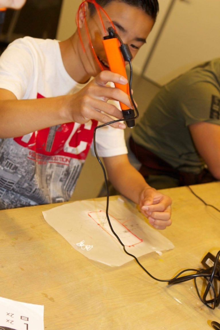 Home Leerlingen voeren een techniek in de klas workshop uit onder begeleiding van een Brightmakers instructeur