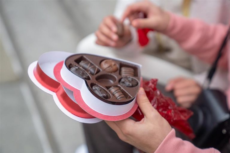 Selectie van heerlijke chocolade voor kerst met verschillende soorten pralines en chocoladeletters
