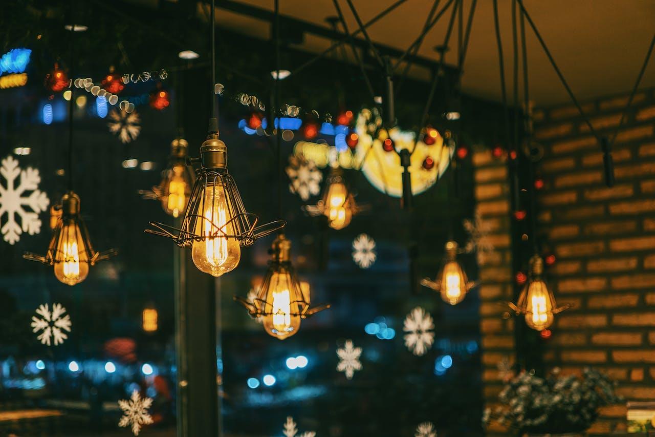 Buitenverlichting in tuin met sfeervolle lampen en spots die veiligheid en ambiance creëren