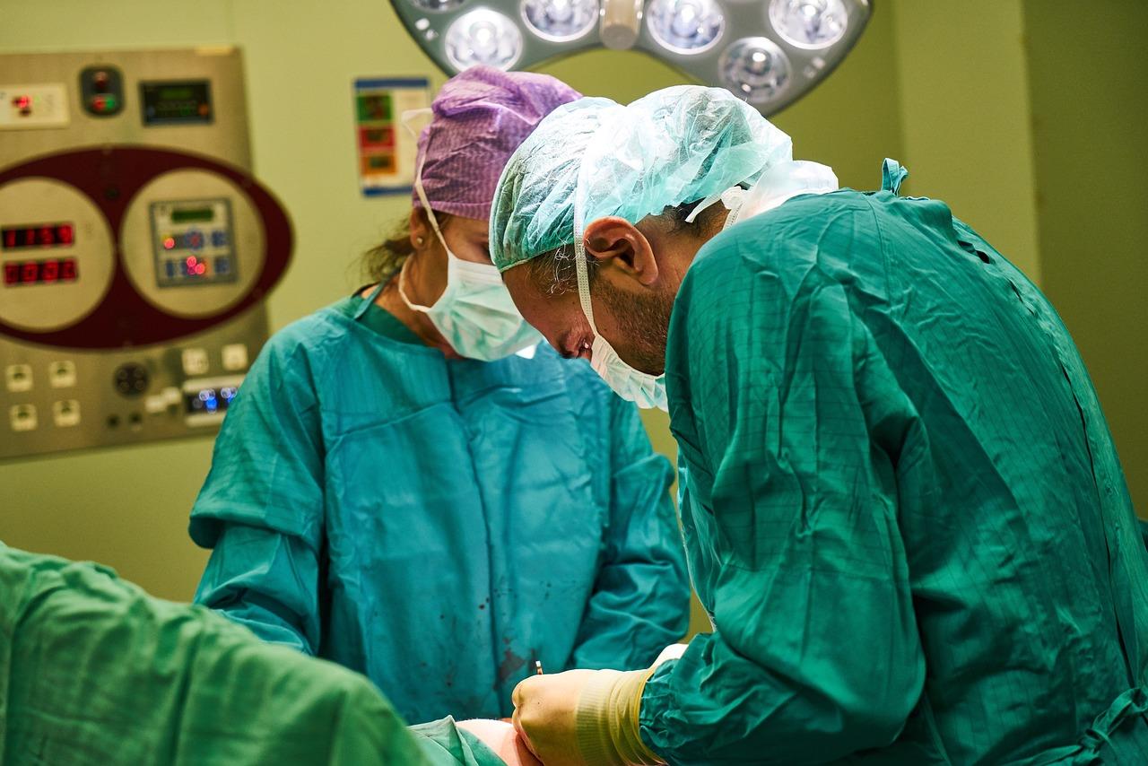 Operatietafel in verschillende positiemogelijkheden voor medische ingrepen