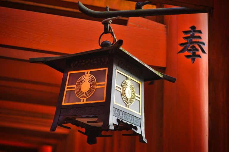 Home Japanese lantaarn als onderdeel van een lichtfestival met verlichte kunstsculpturen en lichtinstallaties